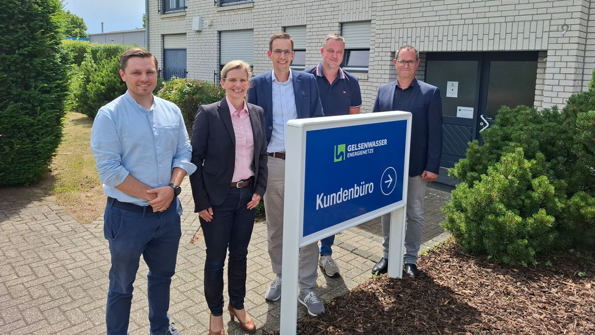 .) Tobias Homp, Leiter der Betriebsstelle Linnich, Bürgermeisterin Marion Schunck-Zenker, Betriebsleiter Jan Paul Hagedorn, sowie Netzmeister Dennis Hlilovic und erster Beigeordneter Volkmar Hensen vor dem GWN-Kundenbüro in Linnich.