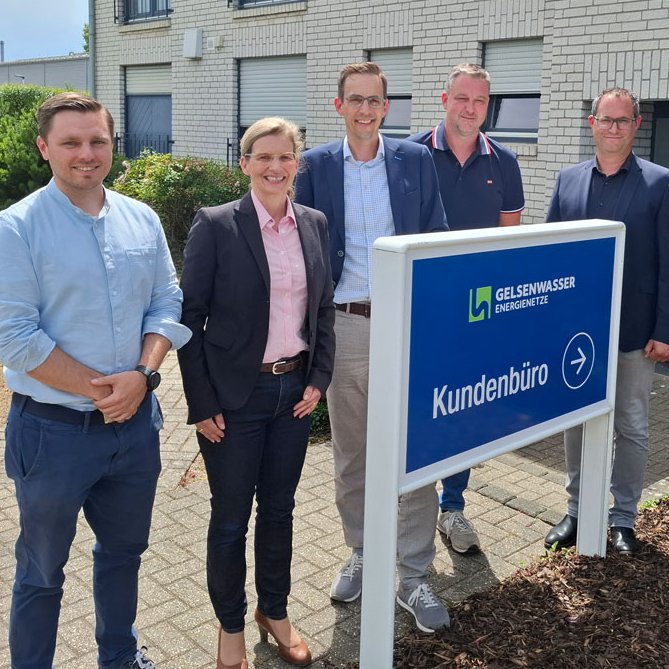 Tobias Homp, Leiter der Betriebsstelle Linnich, Bürgermeisterin Marion Schunck-Zenker, Betriebsleiter Jan Paul Hagedorn, sowie Netzmeister Dennis Hlilovic und erster Beigeordneter Volkmar Hensen vor dem GWN-Kundenbüro in Linnich.