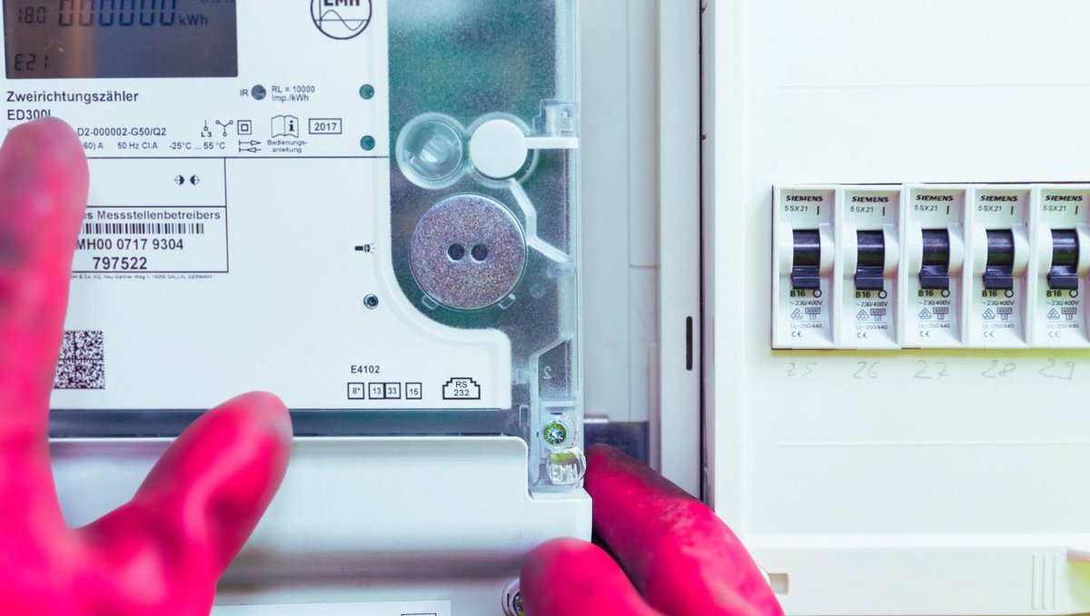 Sonderkunden müssen ihre selbstverbrauchten Strommengen für das betreffende Jahr an uns melden. Sonderkunden müssen ihre selbstverbrauchten Strommengen für das betreffende Jahr an uns melden.