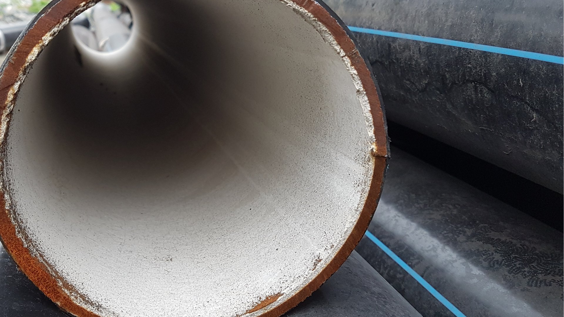 Die Lebensdauer von Stahlleitungen in der Trinkwasserversorgung beträgt mindestens 50 Jahre; bei neuen Stahlleitungen sogar bis zu 160 Jahre. Kathodisch geschützte Leitungen können wahrscheinlich  noch deutlich länger eingesetzt werden.